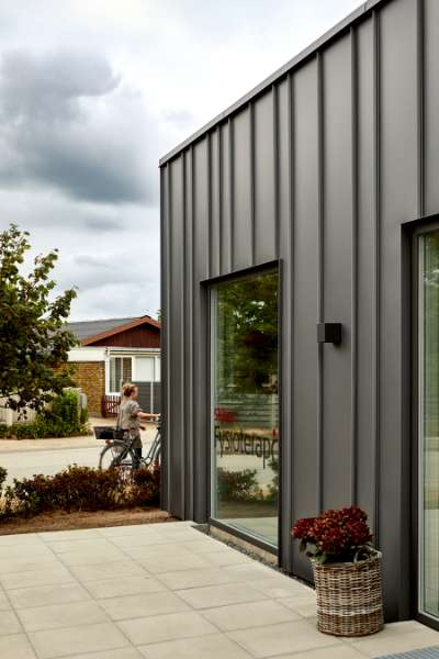 Durable steel profiles house physiotherapists who keep you strong, Ranunkelvej 11A, 6900 Skjern, Denmark